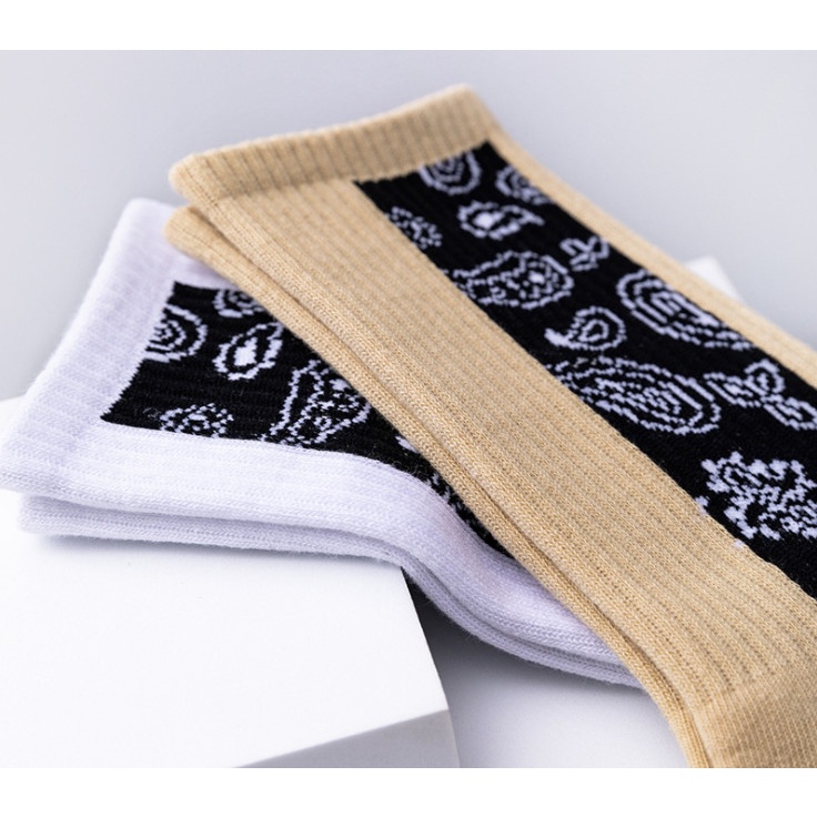 Vớ cao cổ dải dọc Hoa văn phong cách thể thao, trẻ trung, năng động dành cho cả Nam và Nữ.