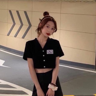 Áo croptop nút cổ V thêu logo