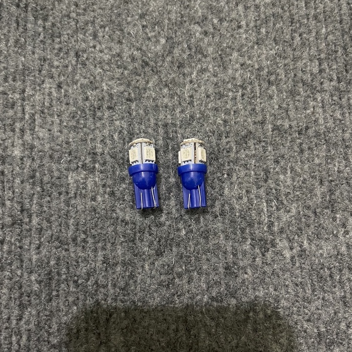 Đèn demi gắn xi nhan , báo số trên mặt đồng hồ xe .