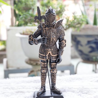 Tượng decor chiến binh hoàng gia cầm giáo