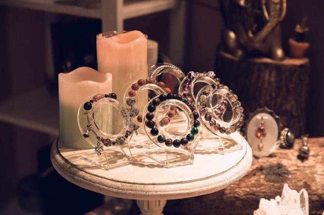 Đế trưng bày vòng tay acrylic bóng đẹp chỉ 15k