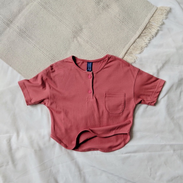 ÁO THUN ĐỎ CÀI CÚC NGỰC