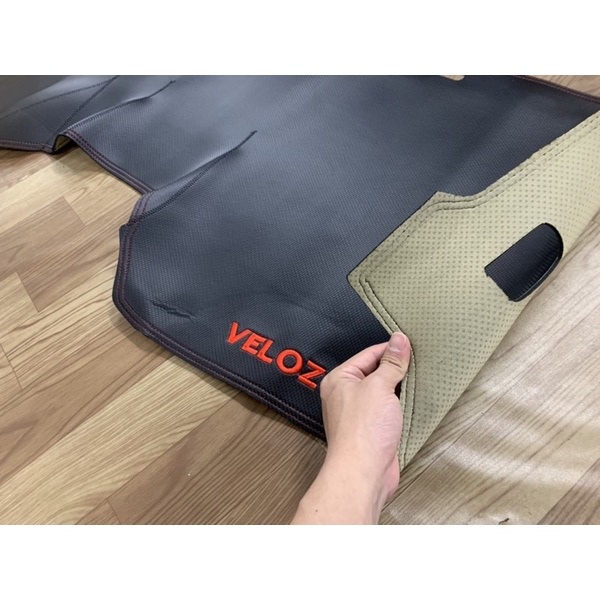 Thảm Taplo Toyota VELOZ Cross da vân carbon chống nóng taplo xe, chống phản chiếu ánh nắng lên kính lái