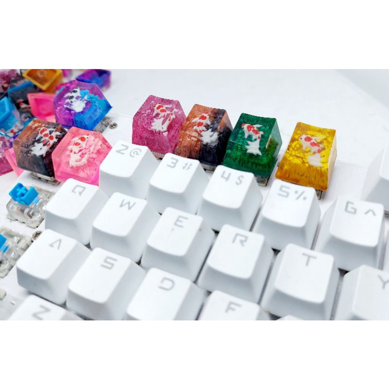 Keycap resin cá koi sắc màu trang trí bàn phím cơ gaming.