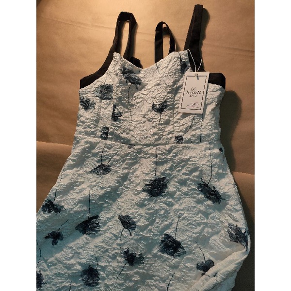 Váy trắng  hoa đen vải in nổi + áo voan mỏng màu đen duyên dáng