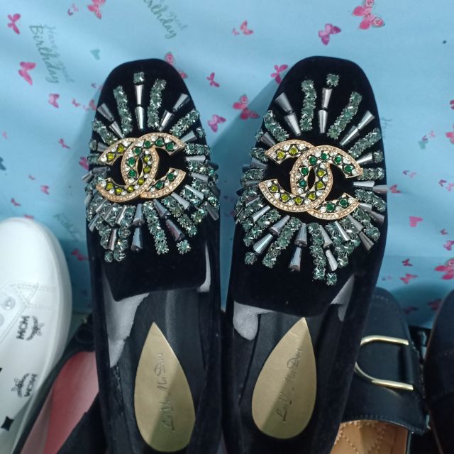 Giày đính hạt nhung