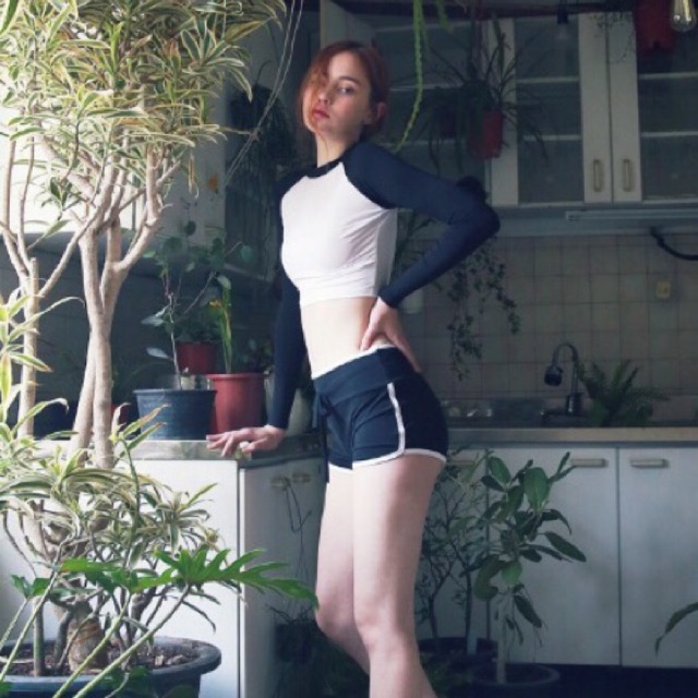 Đồ bơi tay dài croptop trắng phối tay đen | BigBuy360 - bigbuy360.vn