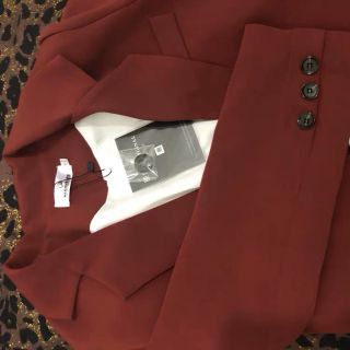 Blazer đỏ đô lót trắng