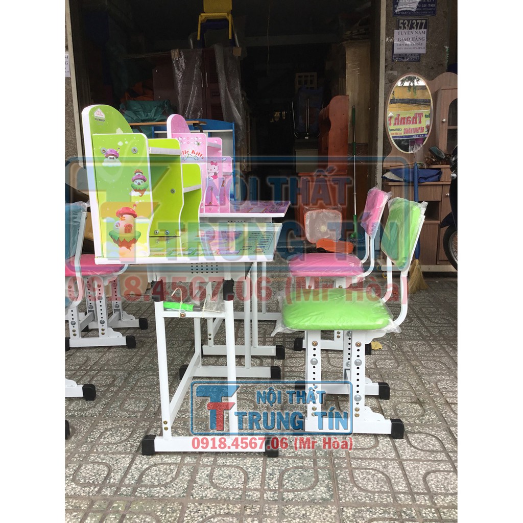 Bàn học cho bé, Hình Deremon | BigBuy360 - bigbuy360.vn
