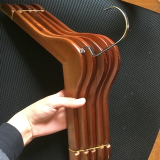 Móc áo gỗ nâu đầu tròn - Móc treo quần áo nữ dùng trong shop hoặc gia đình, đẹp và sang trọng