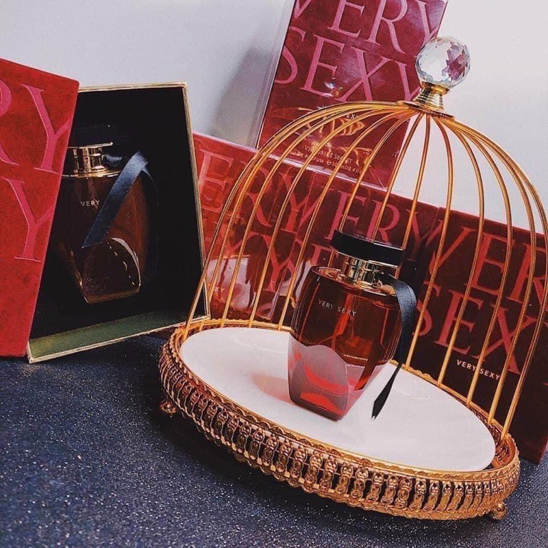 Nước hoa nữ Victoria’s Secret Very Sexy màu đỏ rượu .