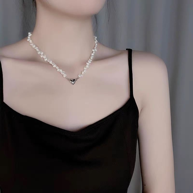 Vòng cổ chuỗi hạt ngọc trai gắn hình trái tim sành điệu