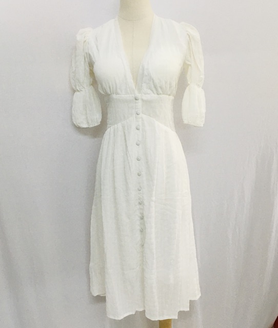 Đầm xốp trắng cổ V nút bọc