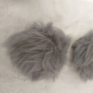 pom pom ,2 màu , size 7cm.(2 cái /5k)