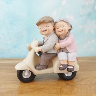 Tượng trang trí hai ông bà đi xe Vespa