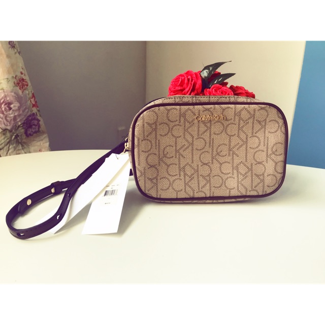 Tủi đeo vai,đeo bụng ,size 20cm ,hàng xách tay Mỹ #Ck Da viền logo , giá gốc 78$....................