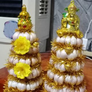 Tháp tỏi chưng bàn thờ thần tài ,ông địa
