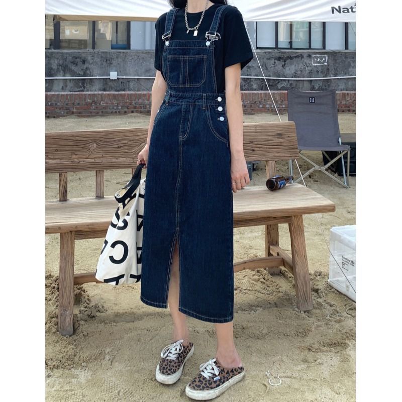 Váy yếm jean màu xanh đậm 3 khuy bên hông dáng chữ A xẻ tà sâu phong cách Girl Crush