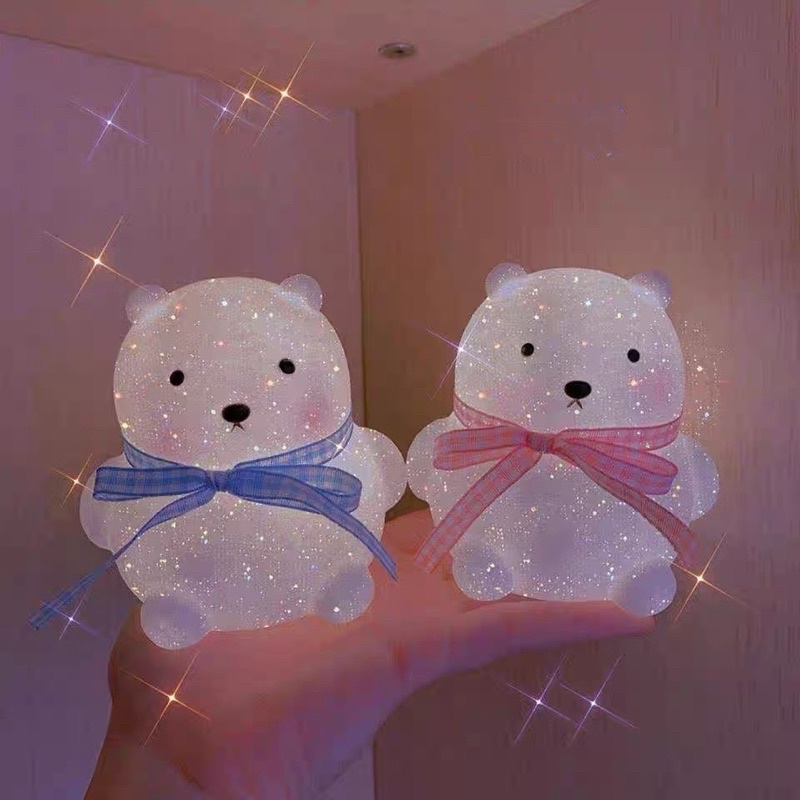 Đèn ngủ led trang trí gấu bear má hồng ngồi thắt nơ dùng pin cúc áo decor chụp ảnh xinh xắn