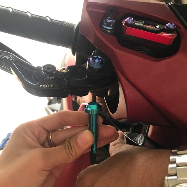 Ốc titan GR5 tay thắng Air Blade lên màu theo yêu cầu