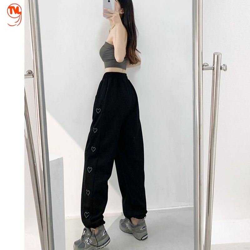 Quần jogger nữ cạnh tim, quần dài nữ in hình trài tim bên hông chất liệu Umi cao cấp mềm mại phong cách thể thao.