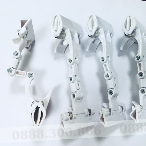 Kẹp nhựa xoay đa năng V05 trắng đen, kẹp rô bốt xoay 360 độ, kẹp nhựa quảng cáo ro bot, kẹp wobbler quảng cáo đa năng