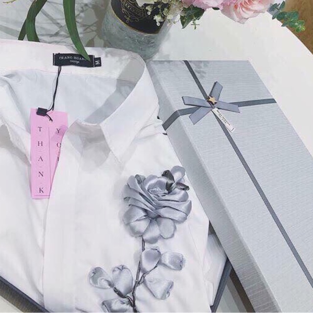 Sơ mi thêu hoa hồng bạc