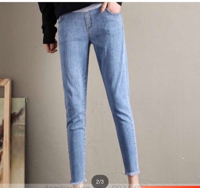 Quần bò dài tua gấu bầu.