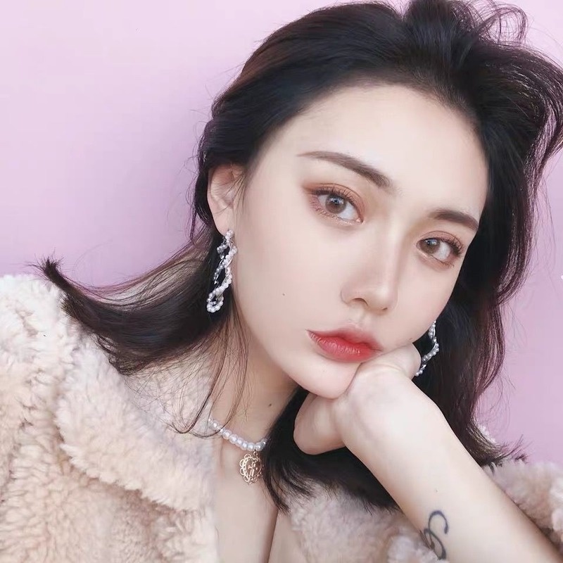 Vòng cổ ngọc trai nhân tạo mặt hình thánh giá sành điệu