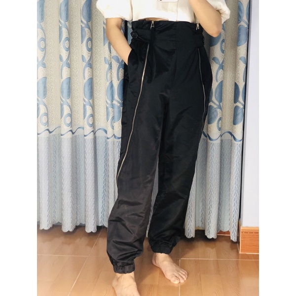 Quần jogger lụa.