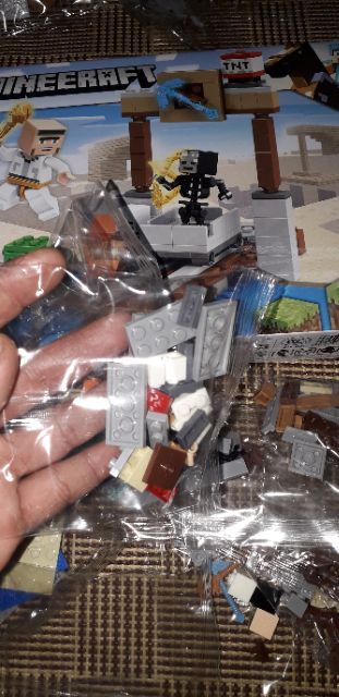 Lắp ráp 1 hộp LegoMineeCaft 66044 có trên 160 chi tiết bằng nhựa ABS