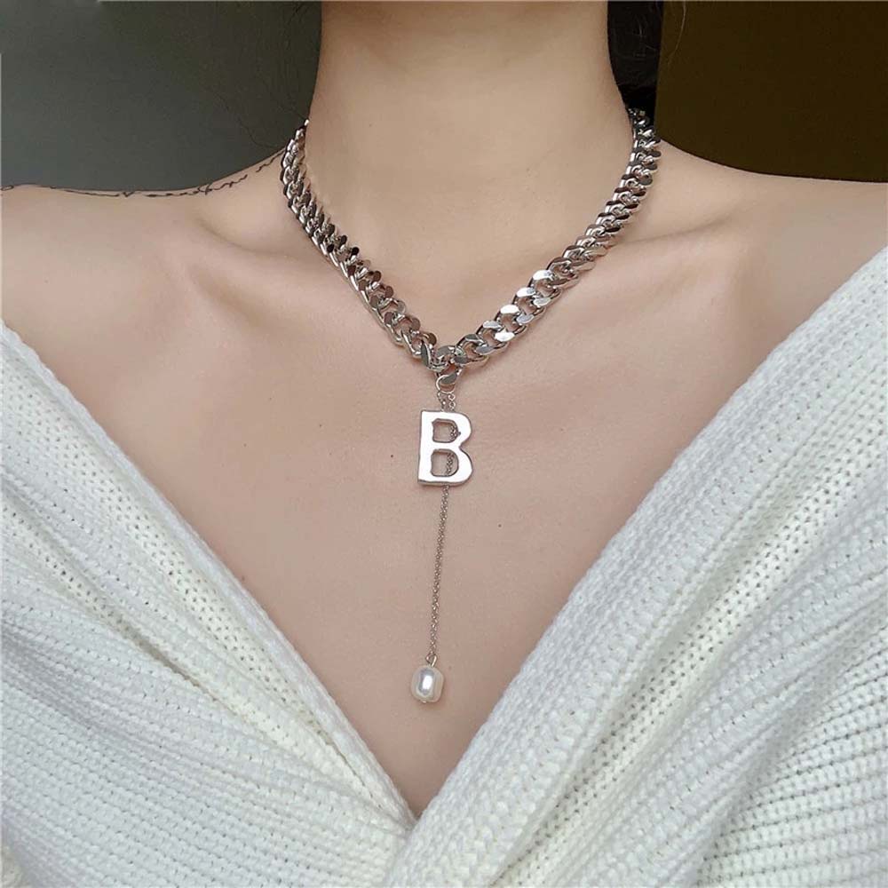 Dây chuyền mặt hình chữ B lớn phối tua rua ngọc trai phong cách cá tính dành cho nữ gồm hai màu tùy chọn