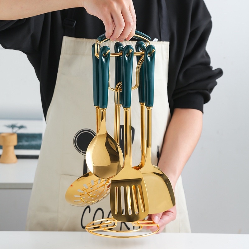 BỘ MUÔI CANH XẺNG INOX VÀNG GƯƠNG CÁN SỨ KÈM GIÁ TREO | BỘ MUÔI VÁ VÀNG GƯƠNG CAO CẤP (LOẠI 1 BẢN SỨ CẦM DÀI)