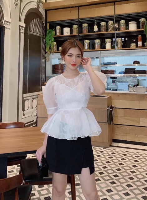 Set áo ren tay phồng peplum sang chảnh cùng chân váy xẻ tà chất tuyết mưa dày dặn, form chuẩn Sun Fashion