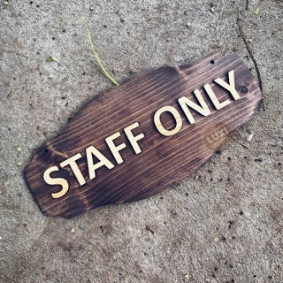 Bảng gỗ treo cửa STAFF ONLY chỉ dành cho nhân viên - LUXI DECOR