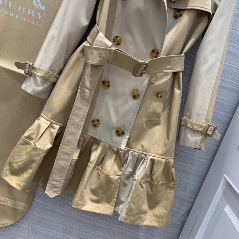 Áo gió tương phản màu với quả lắc hình lá sen burberry bbr