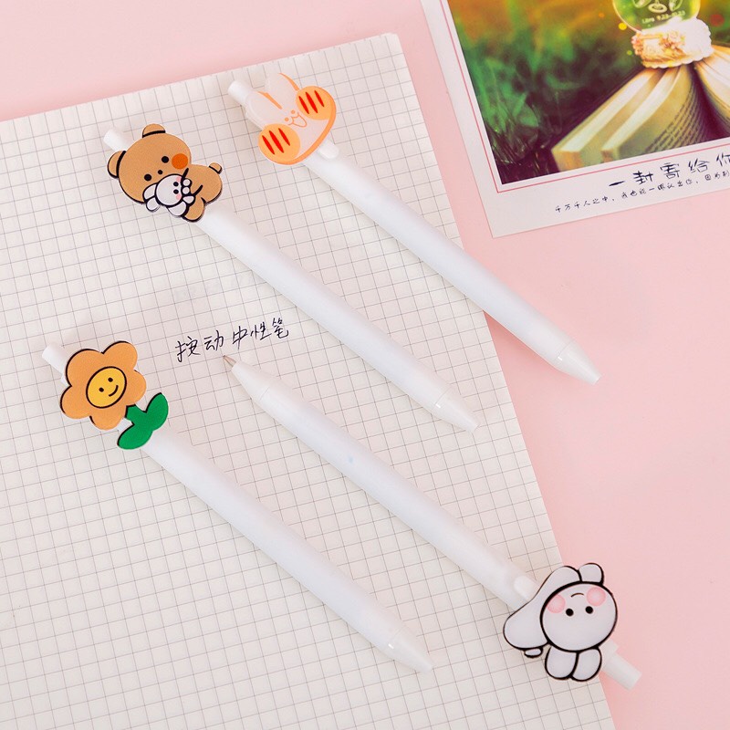 Bút Bi Mực Đen Ngòi 0.5mm Đính Huy Hiệu Nhựa Hoạt Hình Cô Gái,Gấu,Thỏ Cute Sồi House