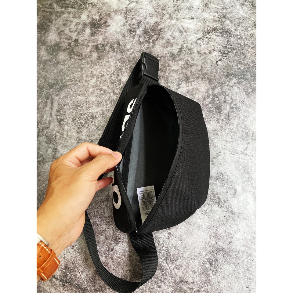 (HÀNG XUẤT XỊN) Túi bao tử das đen logo chữ dọc DAILY WAIST BAG BLACK GE1113 Kích thước: 15 cm x 27 cm x 9 cm