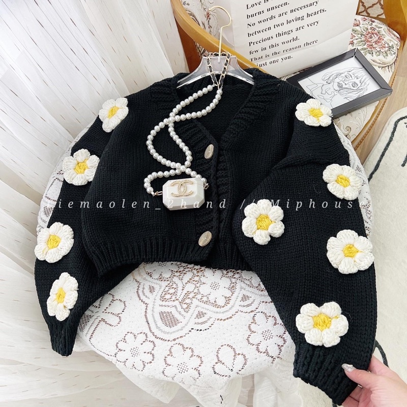 (CÓ SẴN, HÌNH THẬT) Áo khoác Cardigan len màu đen đính hoa Nổi màu trắng phong cách vintage Hàn Quốc - M010