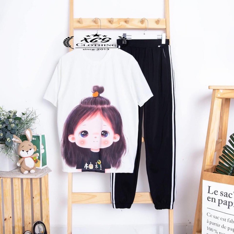 set áo thun tay lỡ hoạt hình quần kẻ jogger đen 2 sọc trắng hình cô gái tóc đen