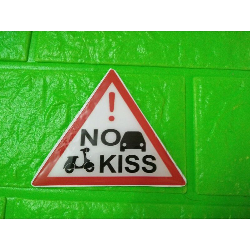 Tem nổi tam giác gắn đuôi xe No Kiss