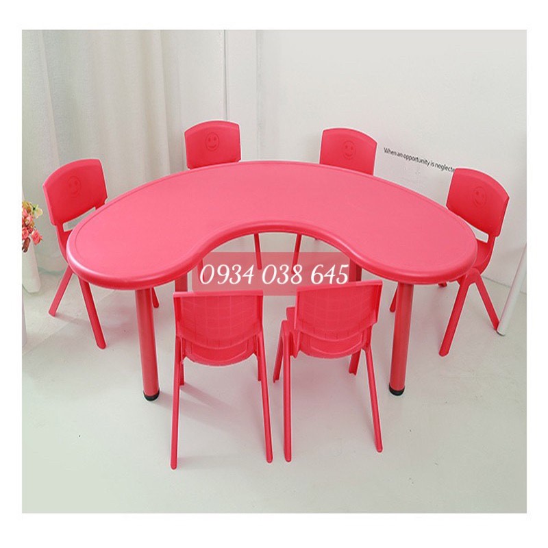 Chuyên cung cấp bàn nhựa hình vòng cung dành cho trẻ nhỏ mầm non