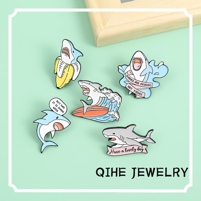 Ghim cài áo QIHE JEWELRY tráng men hình cá mập lướt sóng hợp thời trang