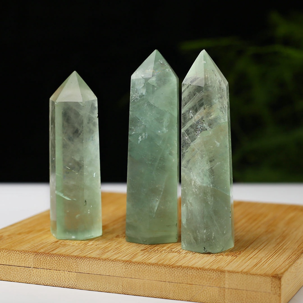 Trụ đá Flourite xanh lá nhạt dùng trong thiền định và phong thủy đem lại tác dụng thanh tẩy cao