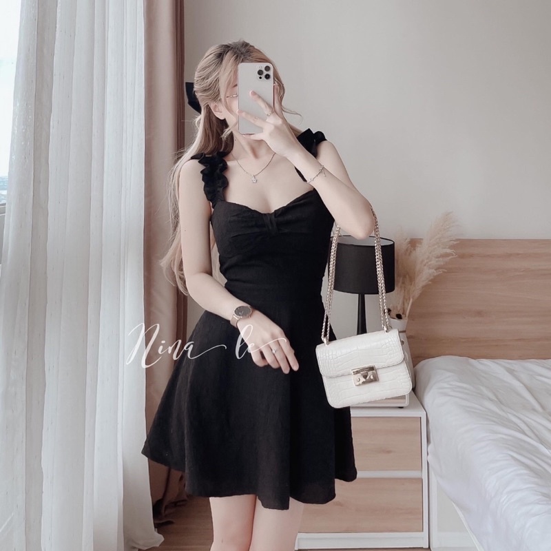 Đầm xốp xoè bèo vai