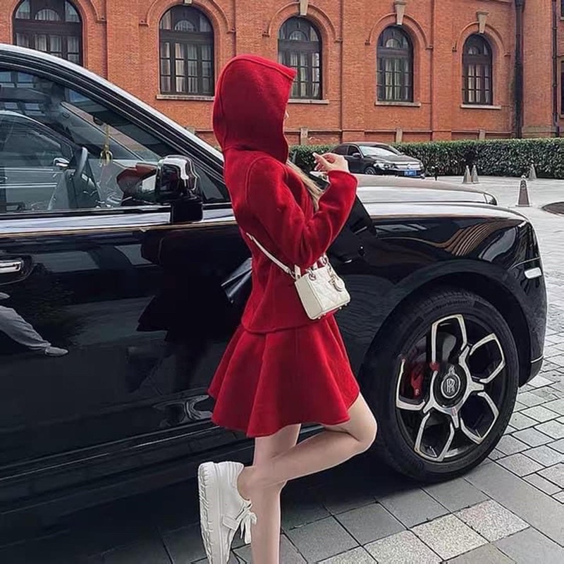 SET CHÂN VÁY XOÈ ĐỎ KÈM ÁO LEN MŨ DÀI TAY CHẤT DẠ PHONG CÁCH HÀN QUỐC