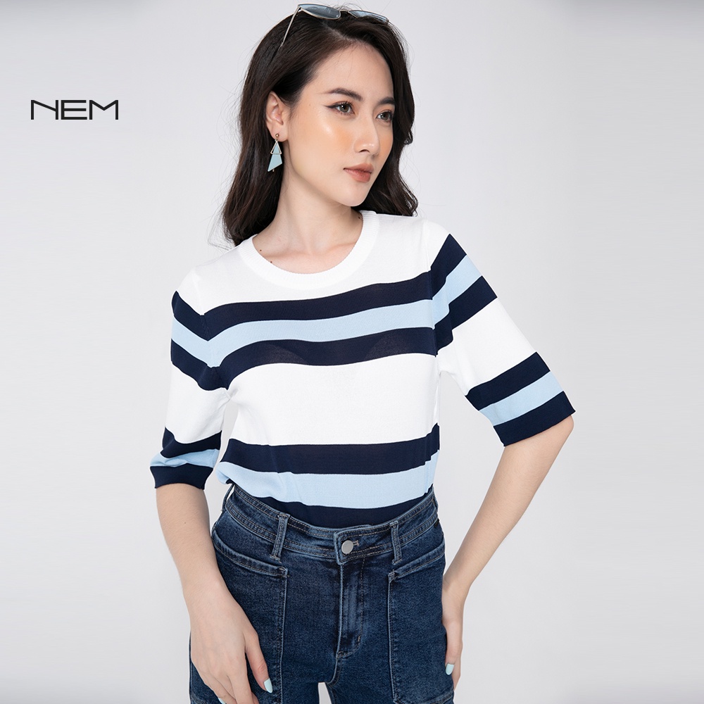 Áo len trắng phối họa tiết kẻ cổ tròn NEM Fashion AL62002 mã 3