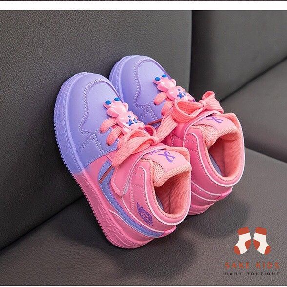 Giày sneaker cho bé, Giày thể thao cao cổ quai dán dây buộc gắn sticker gấu phối màu dễ thương mẫu mới nhất M600