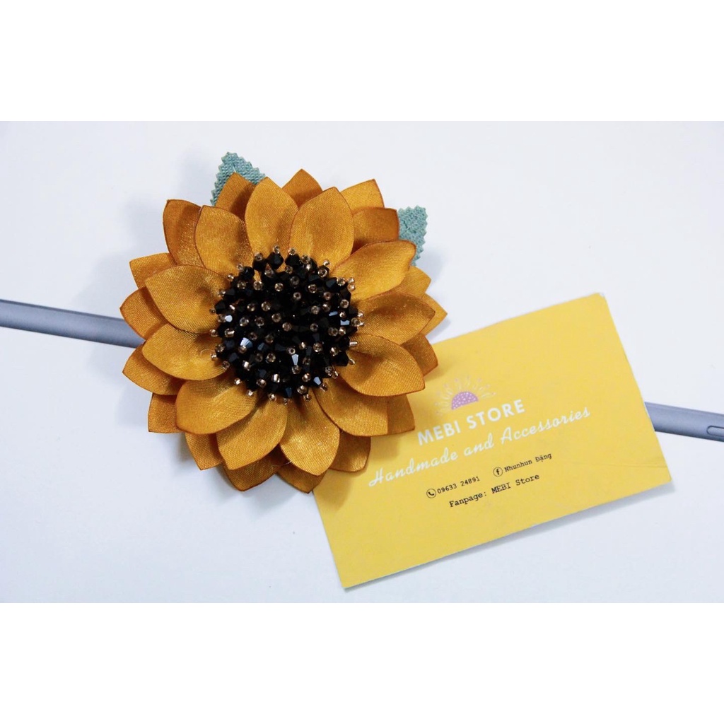 Hoa cài áo handmade MEBI mẫu hoa hướng dương nhụy pha lê đen