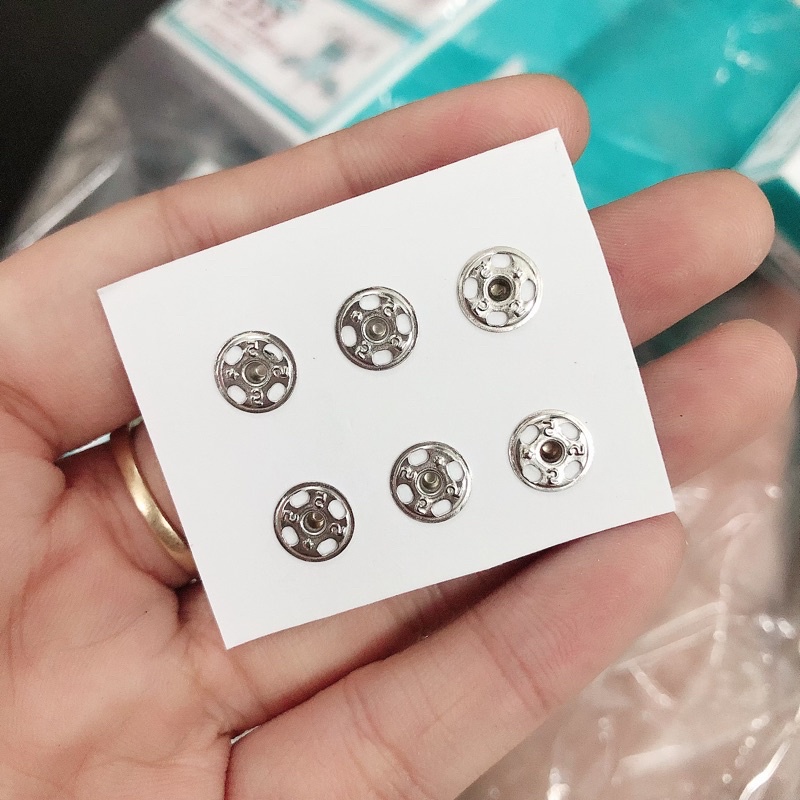 Vỉ 6 nút bấm áo loại tốt